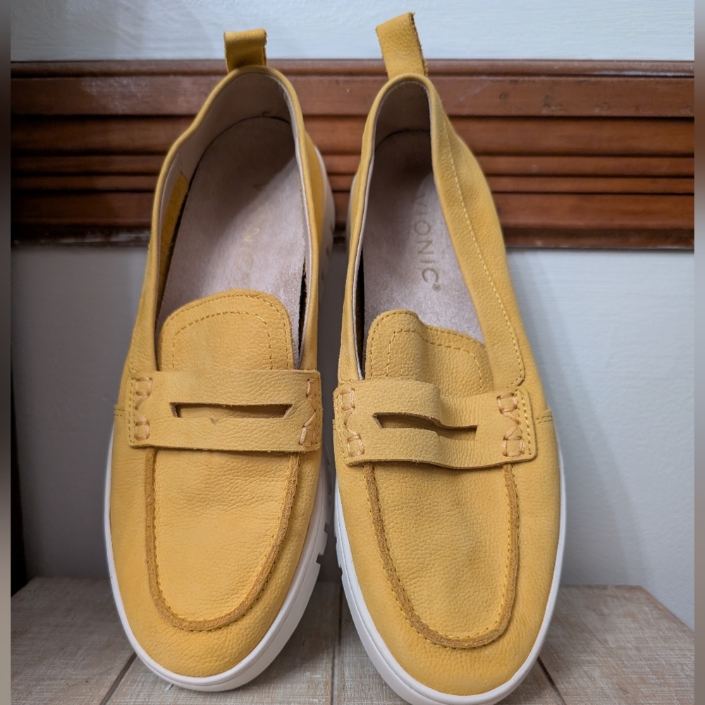 NWOB! Vionic Uptown Loafers In Daffodil